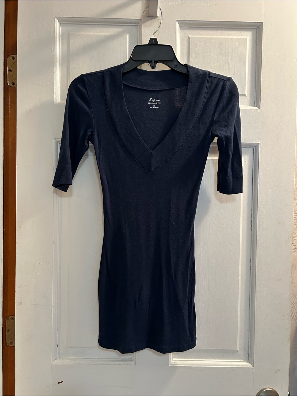 Express Sexy Basic Vee Top in navy blue size XS